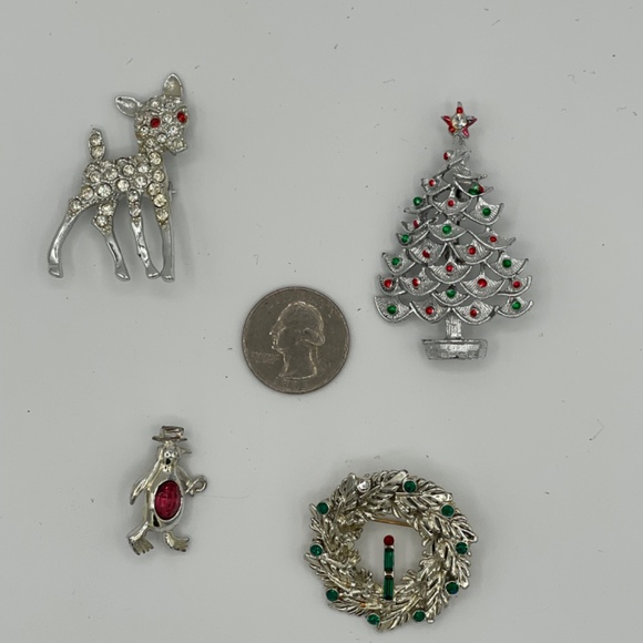 Vintage Christmas Brooches Lot Of 4 Tree Deer Wreath Penguin - Picture 11 of 12